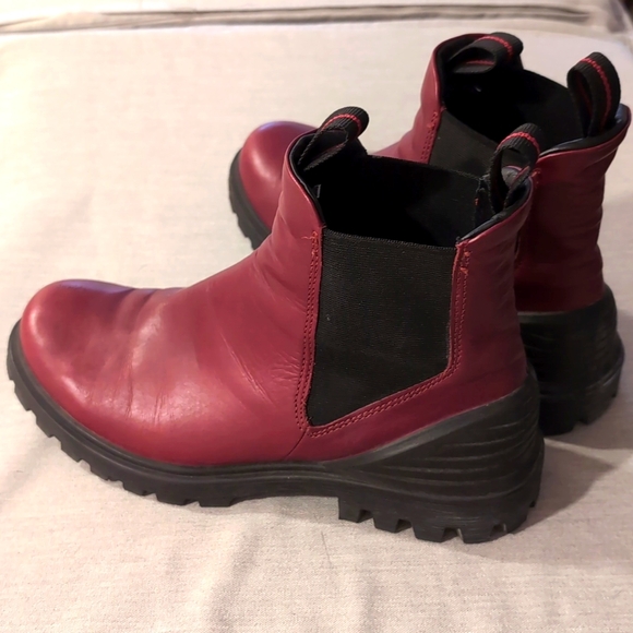 Ecco Women's Tredtray Chelsea Burgundy Red Leather Ankle Boots size 40 - Picture 2 of 7